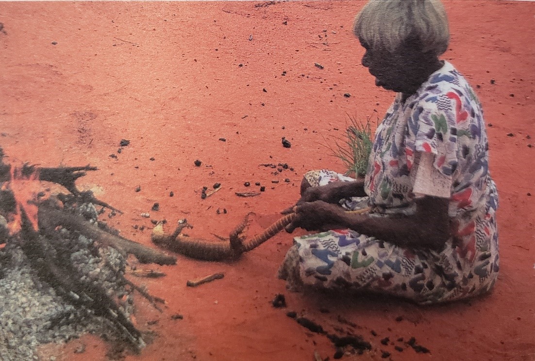 澳洲原住民在烤蜥蜴。李公明摄于澳洲爱丽斯泉附近沙漠，2000年。