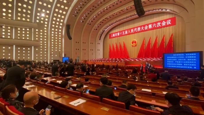 上海两会丨上海市第十五届人民代表大会第六次会议开幕，代表们有序入场