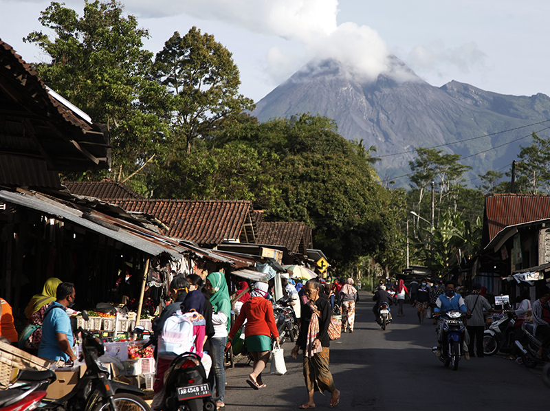 2020年11月26日，印尼默拉皮火山下的村庄。