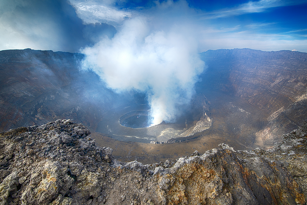 俯瞰尼拉贡戈火山口的熔岩湖
