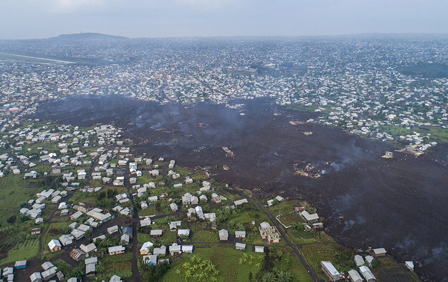 2021年5月23日，刚果(金)戈马附近，尼拉贡戈火山喷发，熔岩涌入人们居住地。