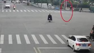 福建三明一派出所所長街頭偶遇嫌疑人，狂追兩條街將其抓獲