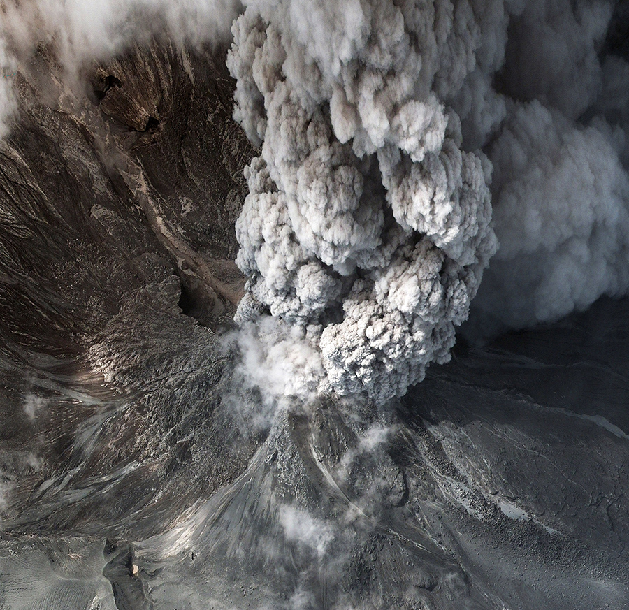 这张卫星图像显示了2010年11月12日默拉皮山的火山喷发和熔岩流。