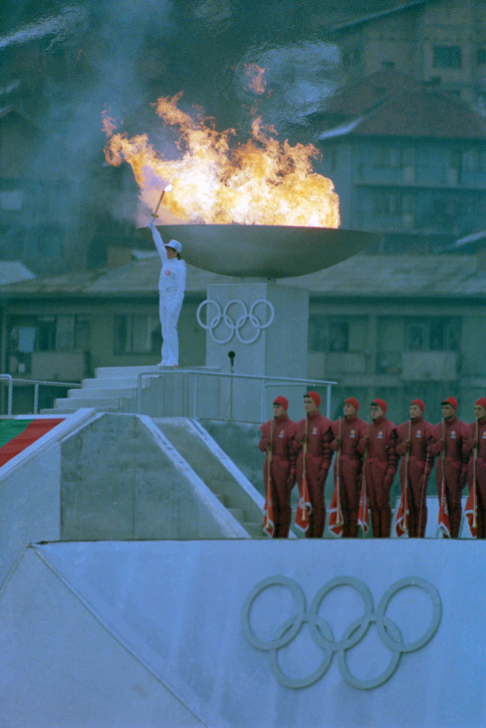 当地时间1984年2月8日,南斯拉夫萨拉热窝冬奥会开幕式现场,桑达·杜