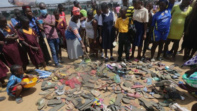 早安·世界｜利比里亚首都：暴徒袭击引发踩踏至少29人死亡