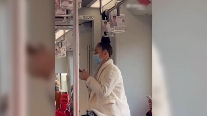 女子头发绑在地铁扶手高处悬空玩手机，上海地铁呼吁文明乘车