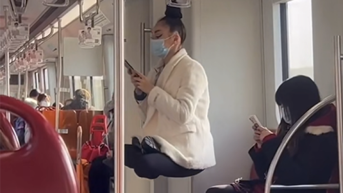 头悬梁腾空坐地铁女子系马戏团演员，上海地铁呼吁文明乘车
