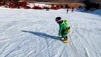 逐梦冰雪：三岁萌娃变身滑雪小达人