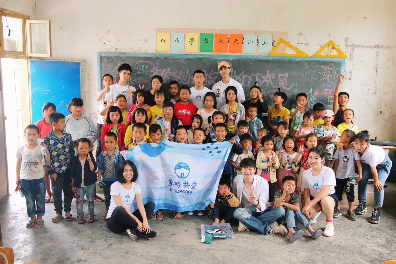 龙晶睛和志愿者在湖南省湘西州凤凰县两林乡高岩村小学支教。受访者供图