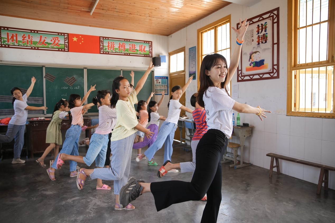 龙晶睛和志愿者在湖南省湘西州边城镇南太村小学支教。受访者供图