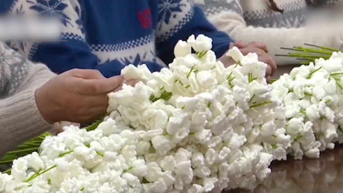 一起向冬奥丨“巧手妈妈”们织出1万5千朵冬奥颁奖花束