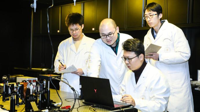 点亮全球首块纳米三维立体屏，中国科学家成果登《科学》正刊