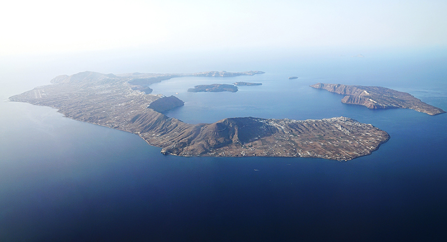 在飞机上俯瞰淹没在海里的圣托里尼火山口