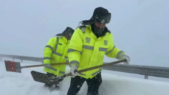 巴州和静交警风雪中的紧急救援