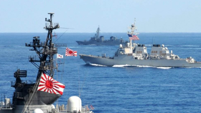 日本海上自卫队与美国海军举行联合训练