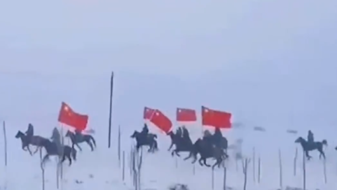 视频丨新疆牧民高举国旗，策马踏雪追赶车队送冬奥健儿出征