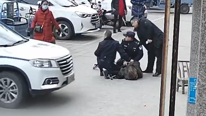 民警一眼认出逃犯，10秒飞扑将其擒获