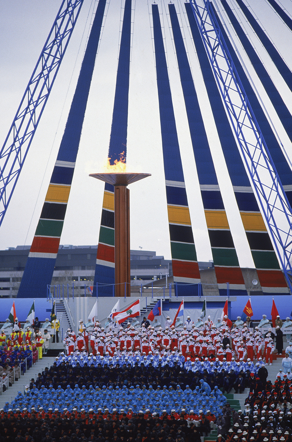 当地时间1988年2月13日,加拿大卡尔加里冬奥会开幕式上,主火炬点燃