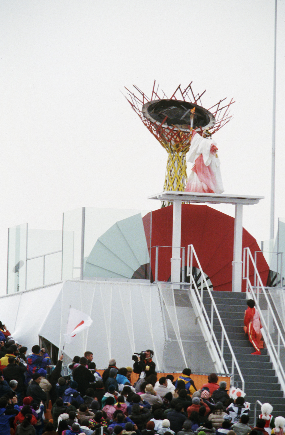 当地时间1998年2月7日,日本长野冬奥会开幕式现场,伊藤绿准备点燃主