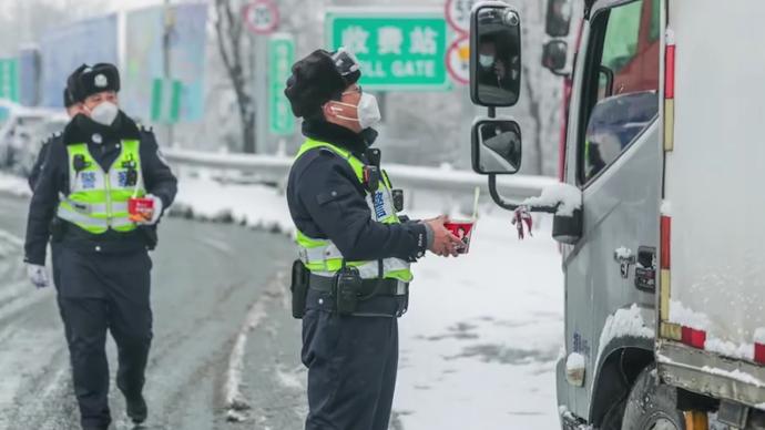 大雪天气司机滞留高速，交警送上热水泡面