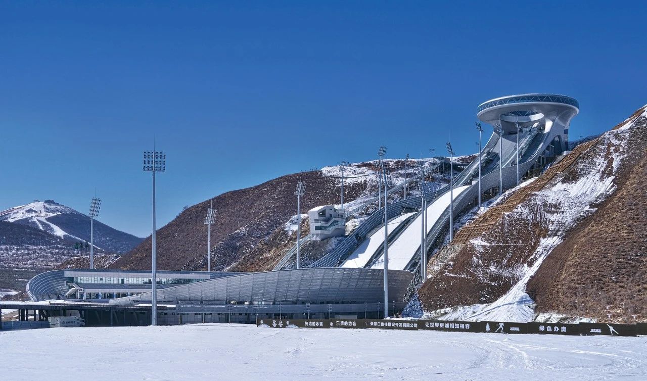  从冰玉环看国家跳台滑雪中心