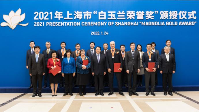这2位外籍人士成为“上海市荣誉市民”，10人获白玉兰荣誉奖，龚正市长颁证