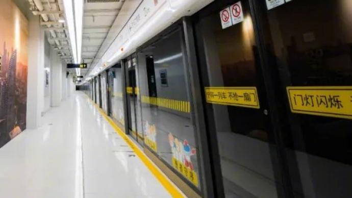 上海地铁女乘客被屏蔽门夹住经送医抢救身亡，有关部门已介入
