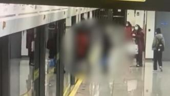 上海地铁女乘客被屏蔽门夹住经送医抢救身亡，有关部门已介入