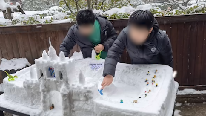 一起向冬奥丨郑州小学生用雪堆出迷你版滑雪场