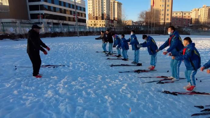 “中國雪都”的滑雪教練：希望孩子們像鷹一樣飛得越高越遠