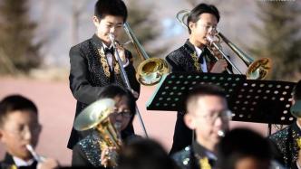 大山里的学生交响乐团，演奏出“新春交响曲”