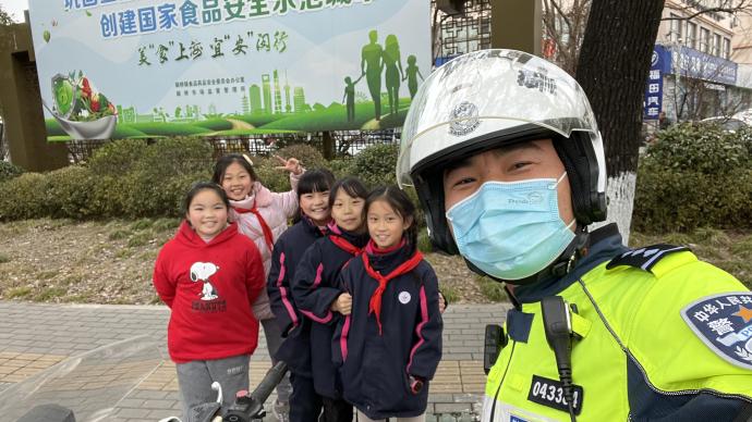 甜到心里！上海这位校外执勤的交警收到小学生“疯狂投喂”