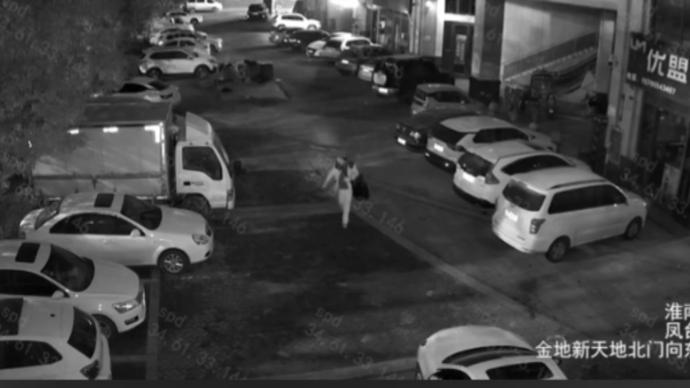 窃贼拉车门盗窃拉到蹲守民警的车，还佯装提醒不要在车里睡觉