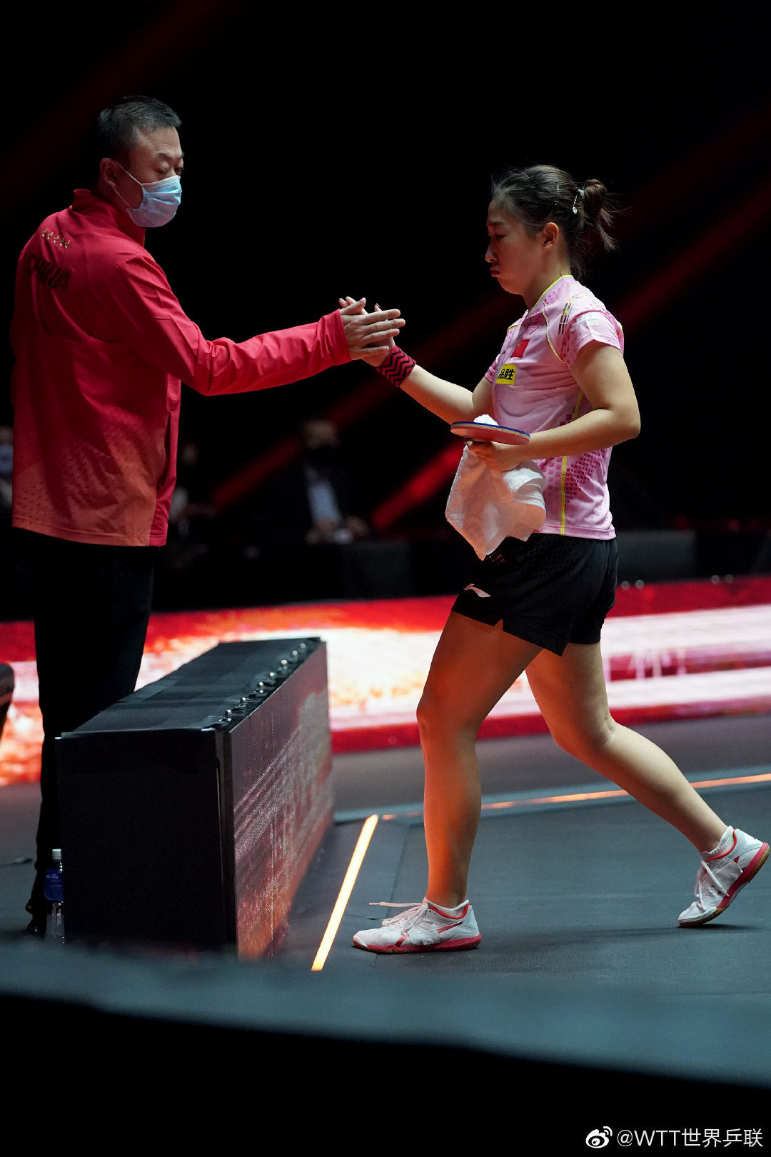 马琳教练安慰刘诗雯。