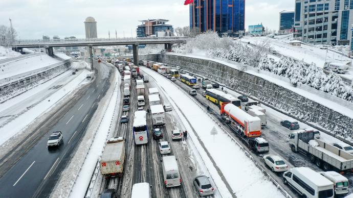 土耳其各地遭遇强降雪，多条高速路被封