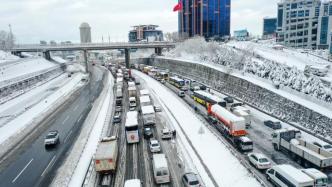 土耳其各地遭遇强降雪，多条高速路被封