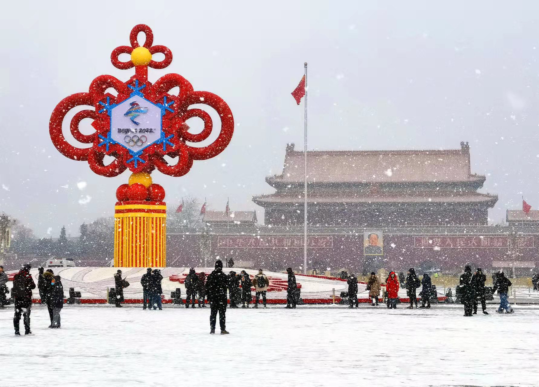 2022年1月20日，北京迎来2022年的第一场雪。天安门城楼前，“精彩冬奥”主题花坛已经布置完成，雪中的中国结与雪花相映成景，为冰雪之约营造浓郁氛围。张锁庆 图