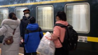 坚守者丨列车长的最后一个春运：工作29年见证“中国速度”