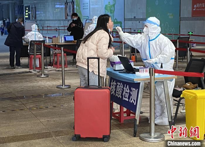 图为西安火车站为到达旅客进行核酸检测。张一辰 摄