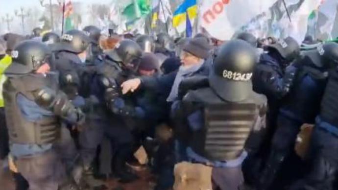 因不满税改制度举行抗议，乌克兰示威者冲击议会大楼