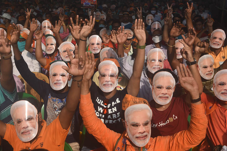 2021年4月3日，印度索纳尔布尔，印度总理莫迪在西孟加拉邦议会选举竞选期间举行集会，印度人民党(BJP)的支持者戴着莫迪的面具。