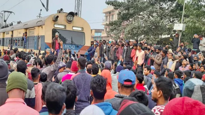 不满临时加试，印度上万名考生围堵铁路发起抗议