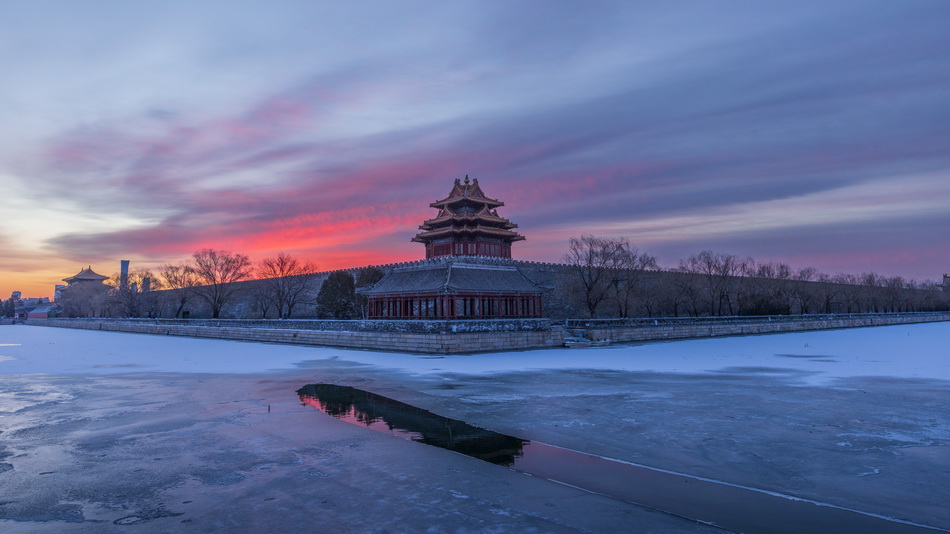 2022年1月26日，北京，红霞满天映照在角楼，景色格外漂亮。