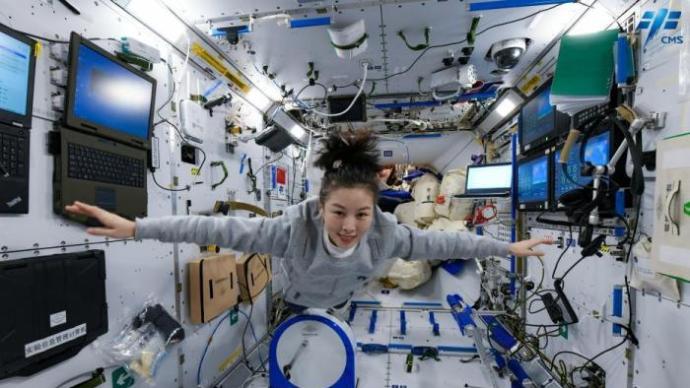 “太空教师”再创新纪录，王亚平成中国在轨时间最长航天员
