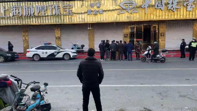 泰州一金店回应早晨发现被撬遭偷盗：损失约四百万元