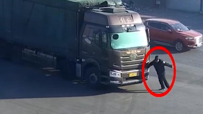 河北滦州一货车欲在厂区门口掉头，遭阻后撞死保安