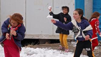 早安·世界｜伊拉克难民营被大雪覆盖，孩童们雪中玩耍