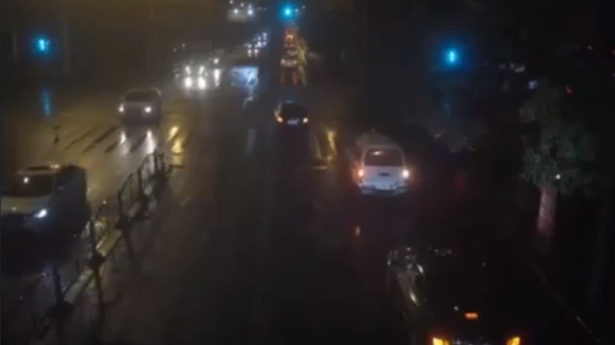 孩子誤食老鼠藥急需送醫，父親心急不慎追尾警車
