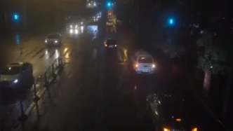 孩子誤食老鼠藥急需送醫，父親心急不慎追尾警車
