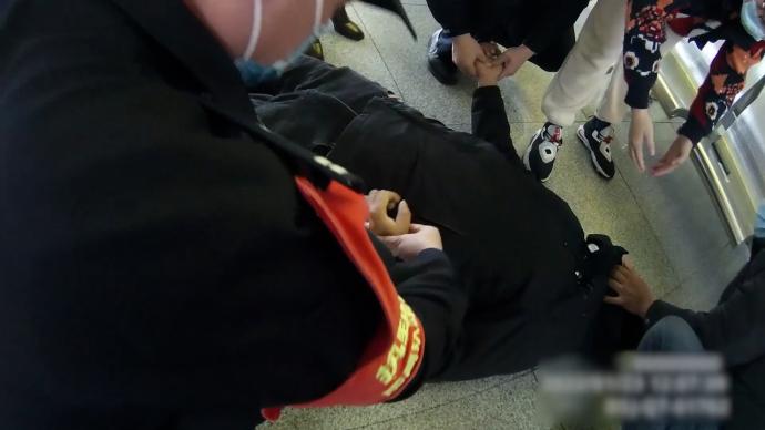 旅客在瑞昌站候车突发癫痫，众人救助转危为安